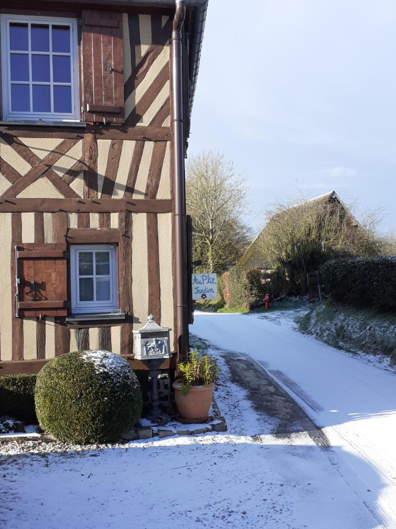 Hotel Au p'tit jardin à Saint-Sylvestre-de-Cormeilles Extérieur photo