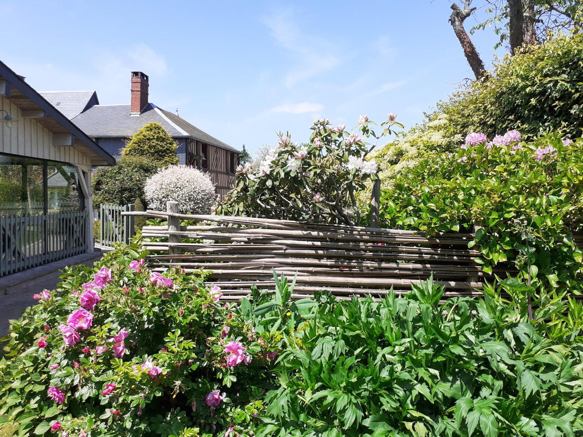 Hotel Au p'tit jardin à Saint-Sylvestre-de-Cormeilles Extérieur photo